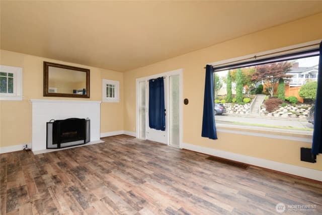 Property photo for 4038 34th Avenue Sw, Seattle photo 2