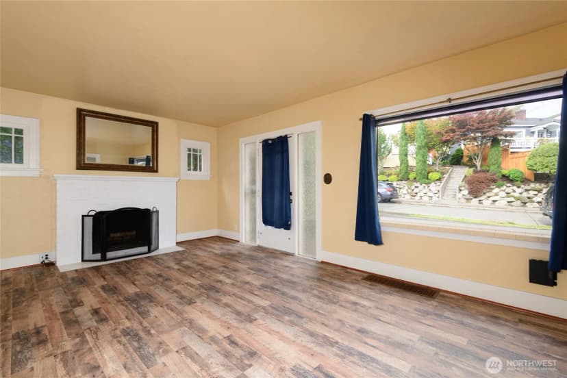 Property photo for 4038 34th Avenue Sw, Seattle photo 2