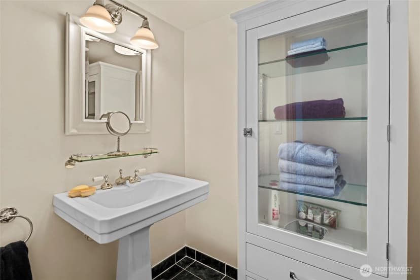 Property photo for 3335 43rd Avenue Ne, Seattle photo 28