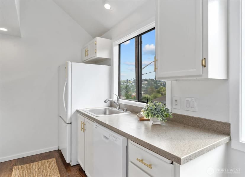 Property photo for 202 25th Avenue E #d, Seattle photo 8