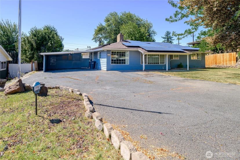 Property photo for 204 S 60th Avenue, Yakima