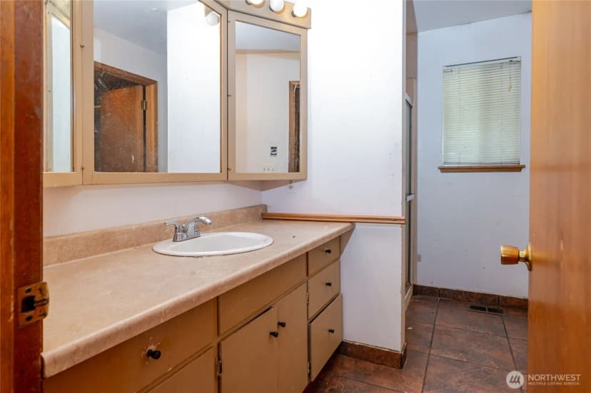 Property photo for 204 S 60th Avenue, Yakima photo 11
