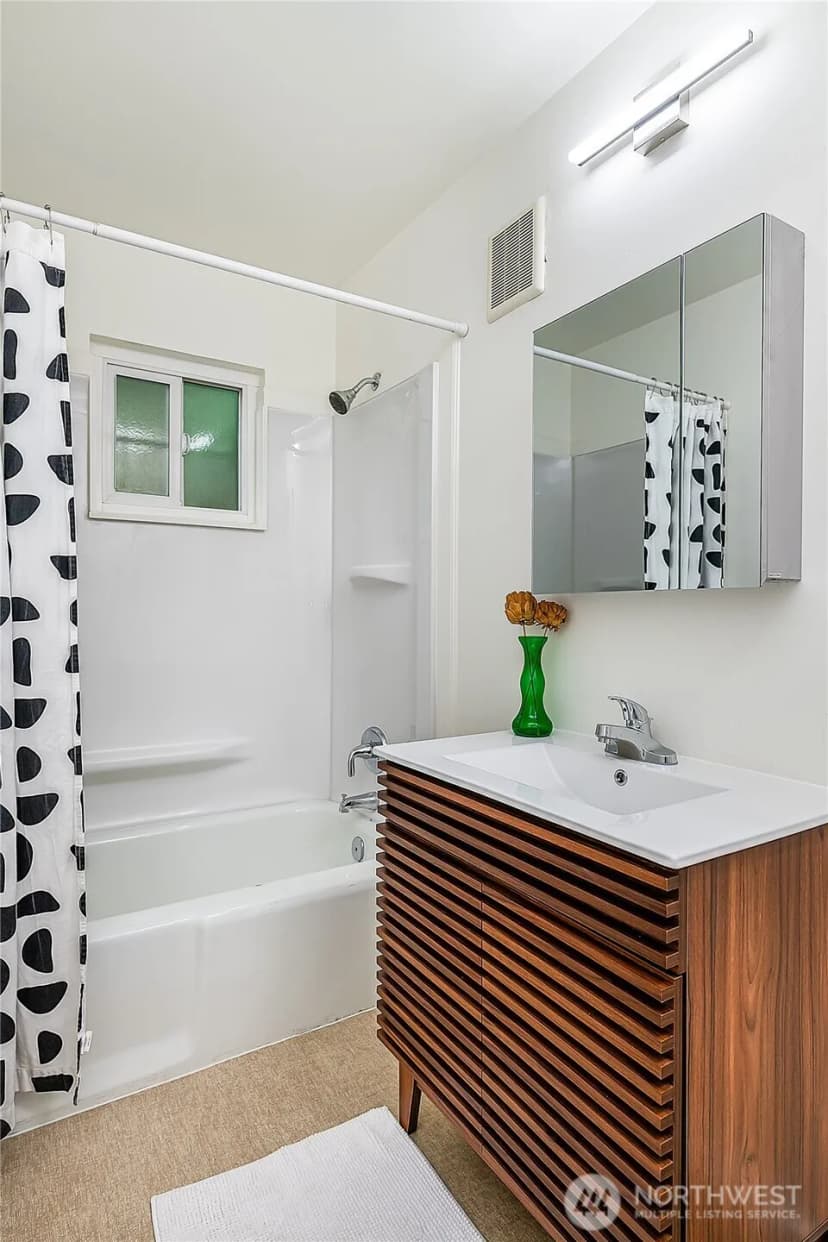 Property photo for 2811 Ne 105th Street, Seattle photo 11