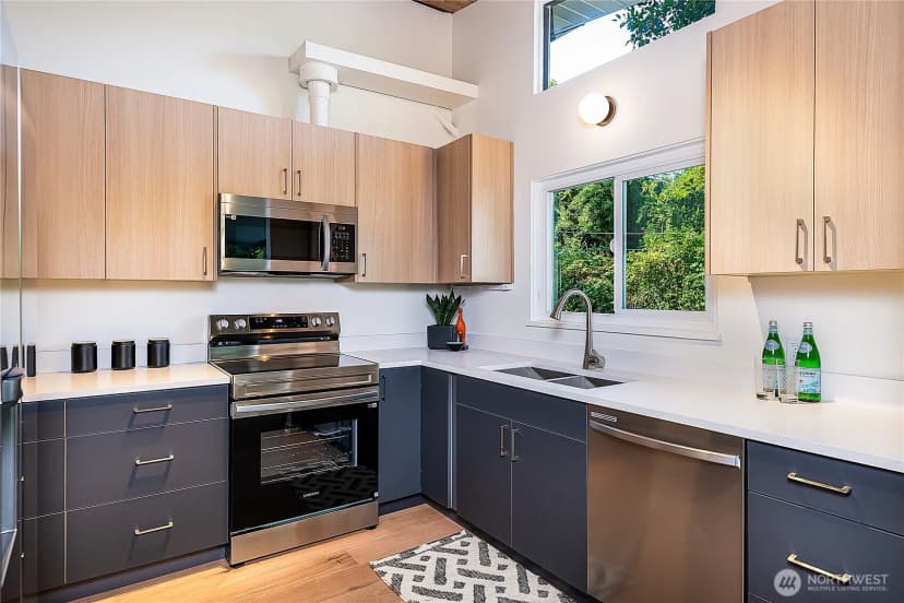 Property photo for 2811 Ne 105th Street, Seattle photo 4