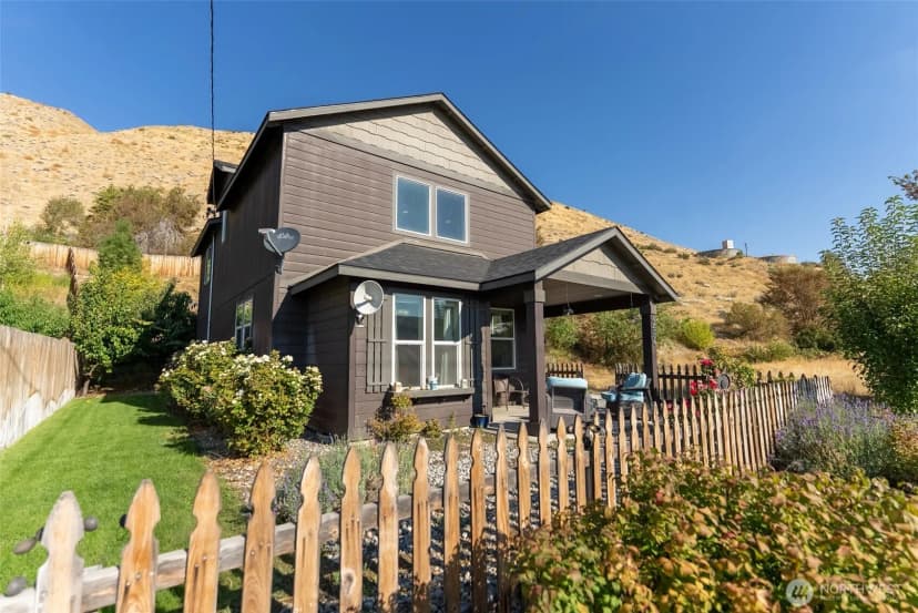 Property photo for 134 Ives Street, Pateros