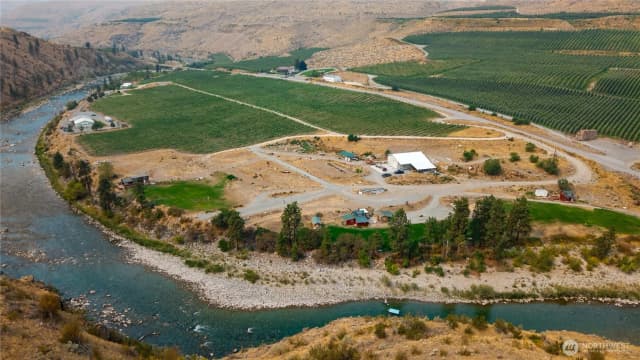 Property photo for 385 Highway 153, Pateros photo 2