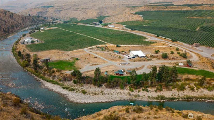 Property photo for 385 Highway 153, Pateros photo 2