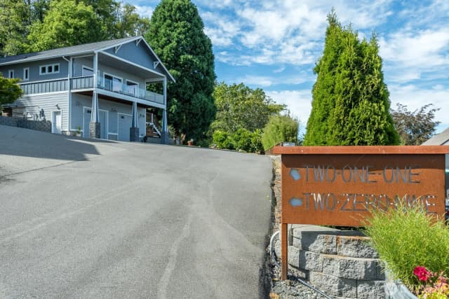 Property photo for 211 Mansfield Court, Anacortes photo 2