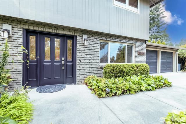 Property photo for 17134 Ne 8th Place, Bellevue photo 2