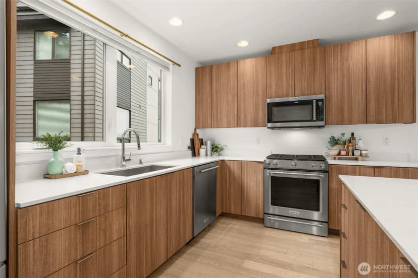 Property photo for 6454 Ne 181st Street #102, Kenmore photo 4
