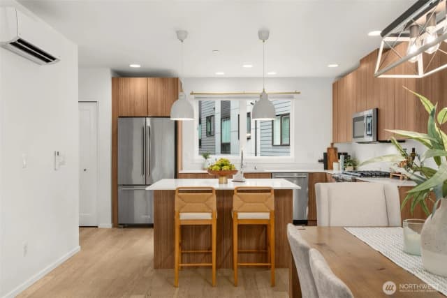 Property photo for 6454 Ne 181st Street #102, Kenmore photo 5