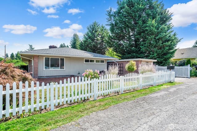 Property photo for 7302 Bowlyn Place S, Seattle photo 3