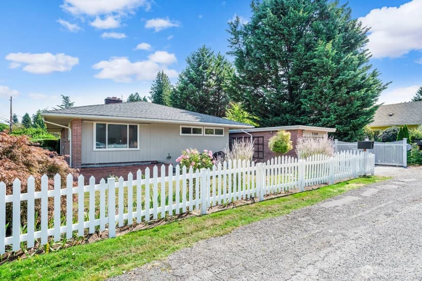 Property photo for 7302 Bowlyn Place S, Seattle photo 3