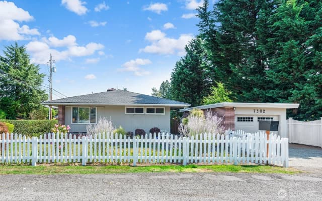 Property photo for 7302 Bowlyn Place S, Seattle photo 2