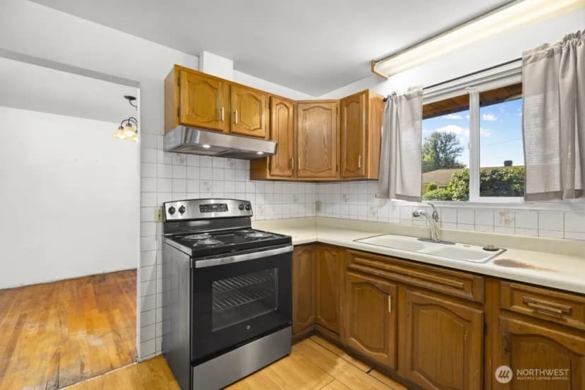 Property photo for 16717 2nd Place S, Burien photo 14