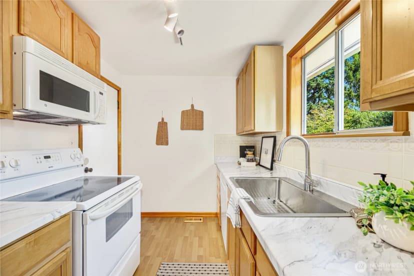 Property photo for 11252 12th Avenue Sw, Seattle photo 10