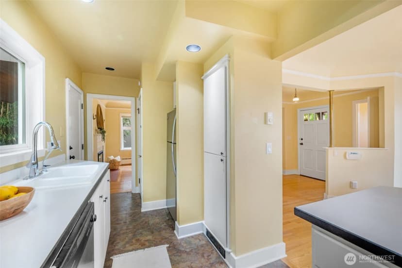 Property photo for 2524 12th Avenue W, Seattle photo 9