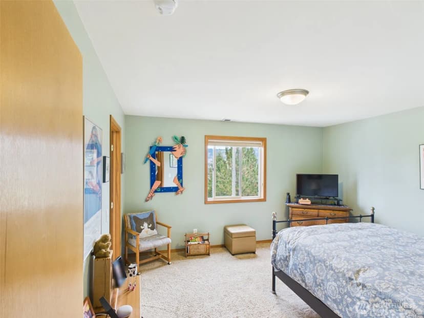 Property photo for 154 W Curlew Lake Road, Republic photo 15