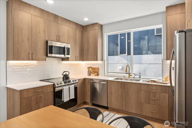 Property photo for 918 28th Avenue S #c, Seattle photo 4
