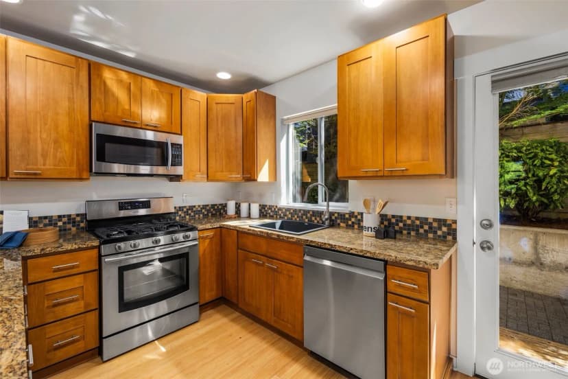 Property photo for 21 W Florentia Street, Seattle photo 9
