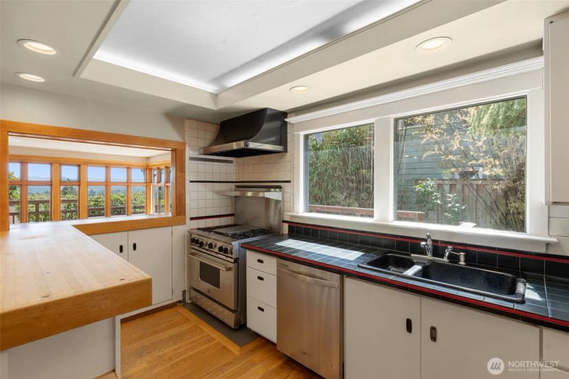 Property photo for 4017 39th Avenue Sw, Seattle photo 12