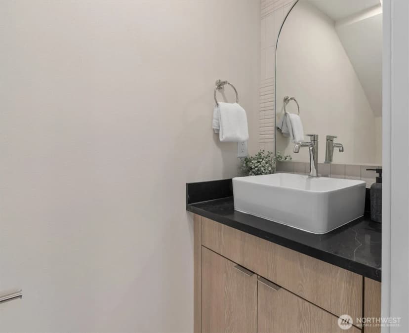 Property photo for 320 B Nw 51 Street, Seattle photo 11