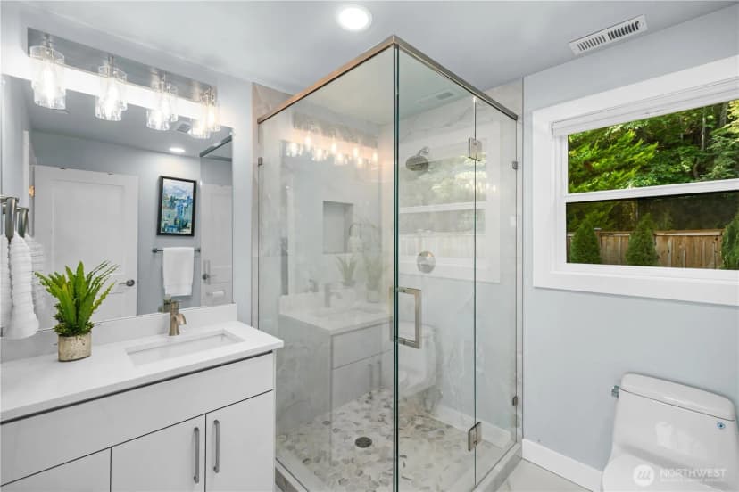 Property photo for 670 W Lake Sammamish Parkway Ne, Bellevue photo 17