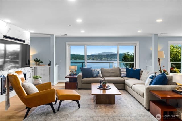 Property photo for 670 W Lake Sammamish Parkway Ne, Bellevue photo 3
