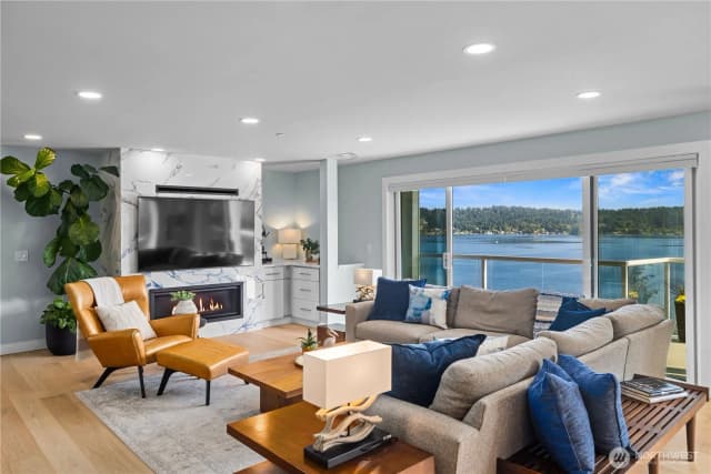 Property photo for 670 W Lake Sammamish Parkway Ne, Bellevue photo 4