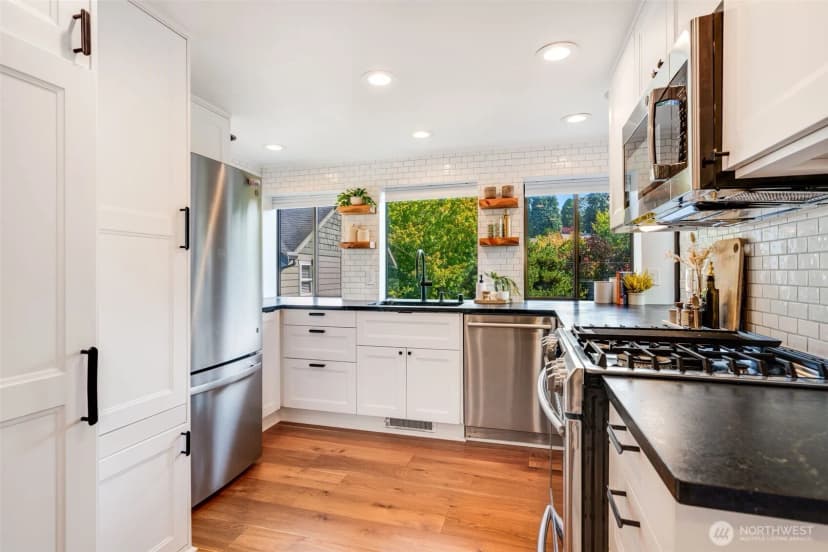 Property photo for 9015 Burke Avenue N, Seattle photo 6