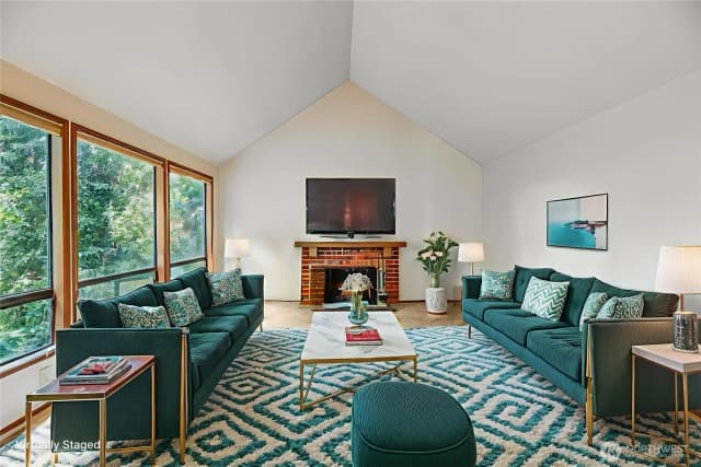 Property photo for 21229 Ne 14th Place, Sammamish photo 4