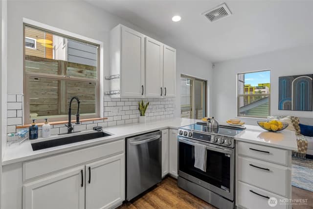 Property photo for 4802 Delridge Way Sw, Seattle photo 3