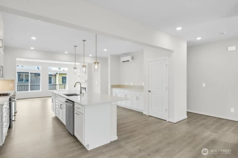 Property photo for 13216 Ne 127th Court #b, Kirkland photo 3