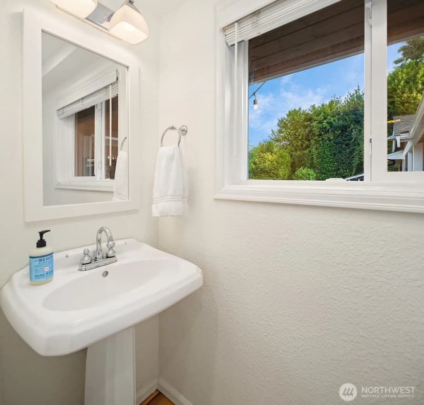 Property photo for 10261 Ne 21st Place, Bellevue photo 25