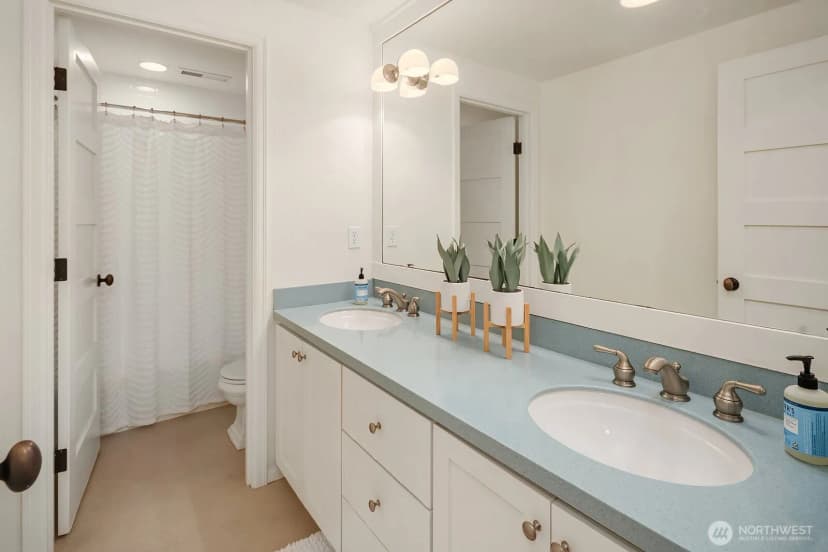 Property photo for 10261 Ne 21st Place, Bellevue photo 15