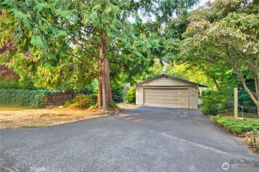 Property photo for 11731 Bartlett Avenue Ne, Seattle photo 24