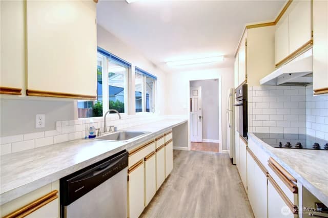 Property photo for 11731 Bartlett Avenue Ne, Seattle photo 3