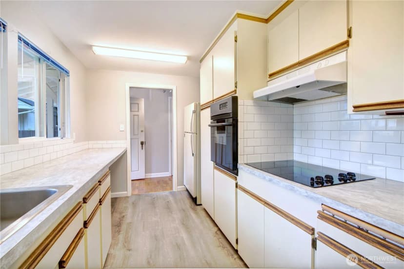 Property photo for 11731 Bartlett Avenue Ne, Seattle photo 4