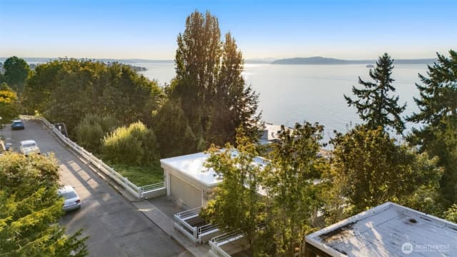 Property photo for 2134 Bonair Drive Sw, Seattle photo 3
