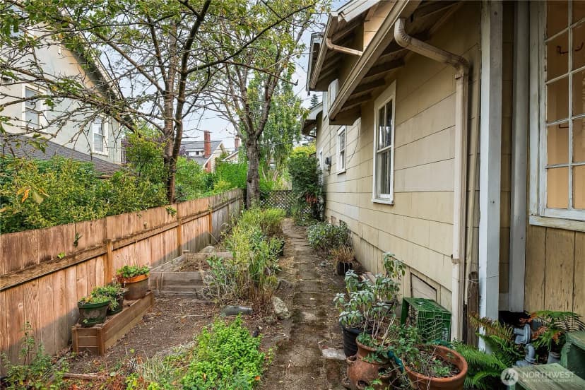 Property photo for 1409 N 39th Street, Seattle photo 19