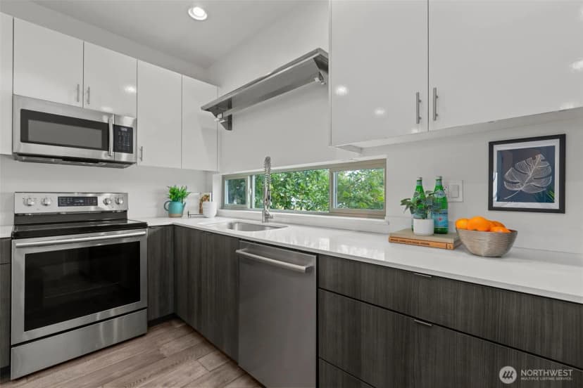 Property photo for 4264 S Greenbelt Station Drive, Seattle photo 12