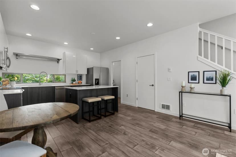 Property photo for 4264 S Greenbelt Station Drive, Seattle photo 8