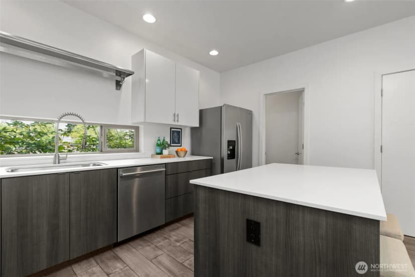 Property photo for 4264 S Greenbelt Station Drive, Seattle photo 9