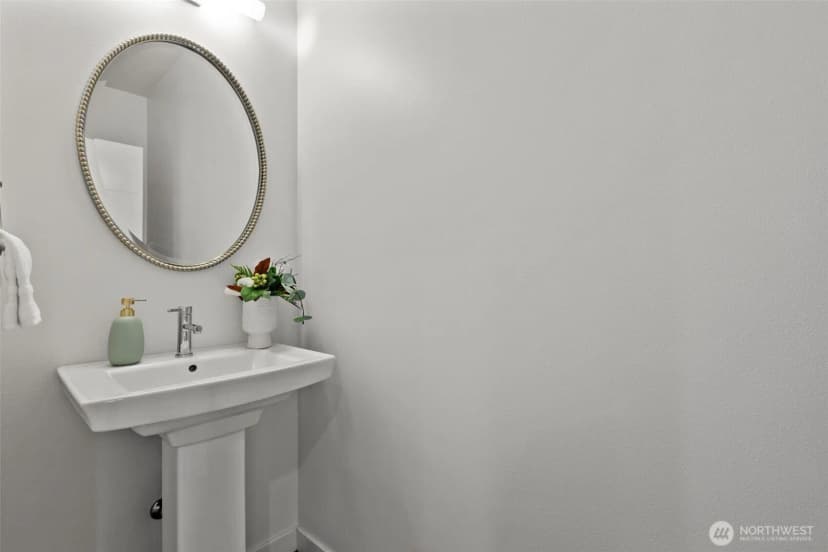 Property photo for 4264 S Greenbelt Station Drive, Seattle photo 13