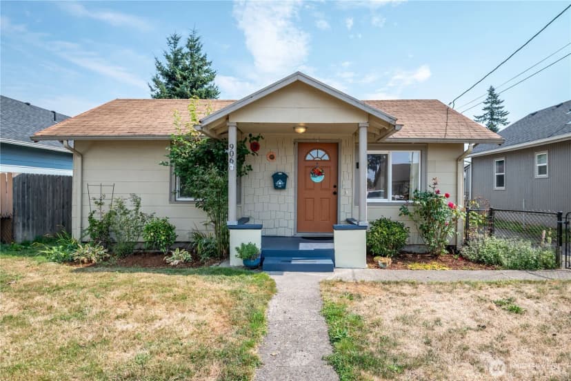 Property photo for 906 S 6th Avenue, Kelso