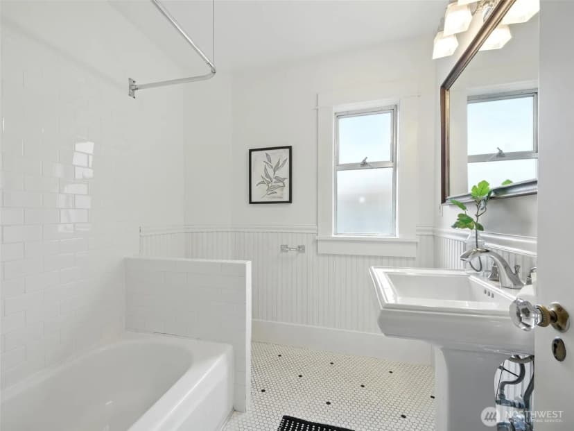 Property photo for 2555 Queen Anne Avenue N, Seattle photo 24