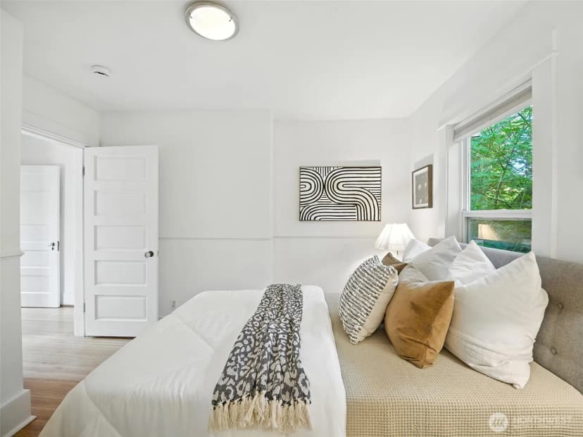 Property photo for 2555 Queen Anne Avenue N, Seattle photo 19