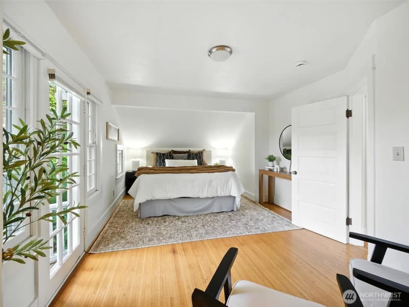 Property photo for 2555 Queen Anne Avenue N, Seattle photo 15