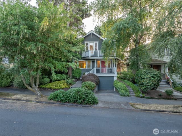 Property photo for 2555 Queen Anne Avenue N, Seattle photo 2