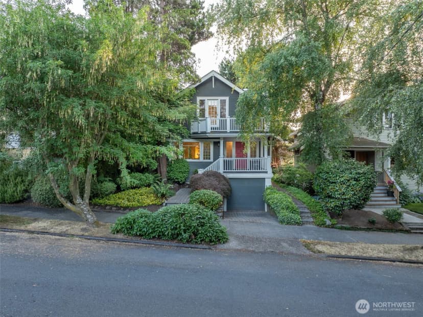 Property photo for 2555 Queen Anne Avenue N, Seattle photo 2